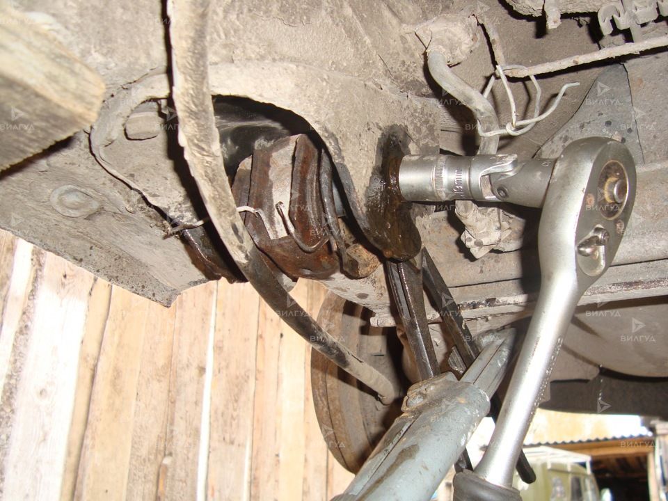 Замена сайлентблоков задней балки Mazda 323 в Красноярске